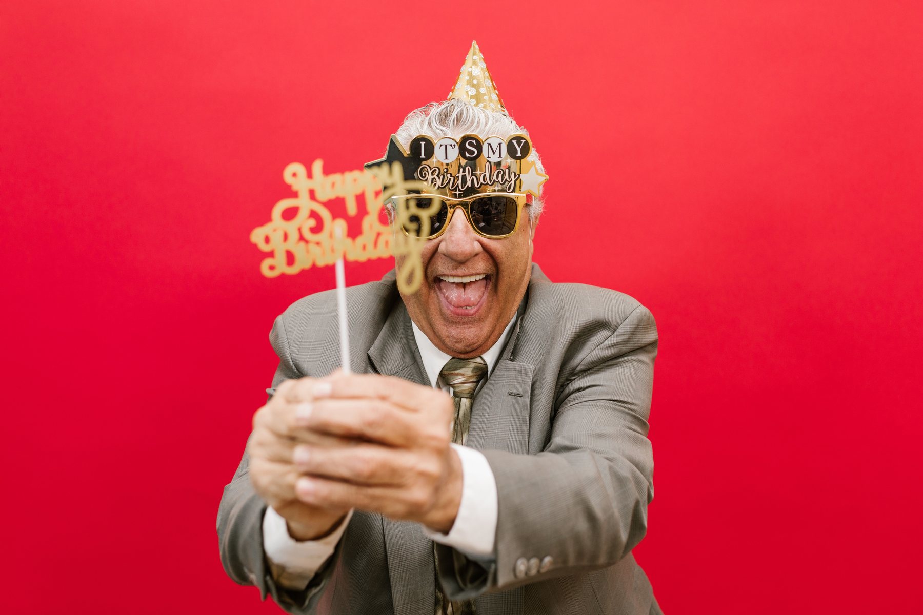 Invité prenant une photo avec accessoire VIP