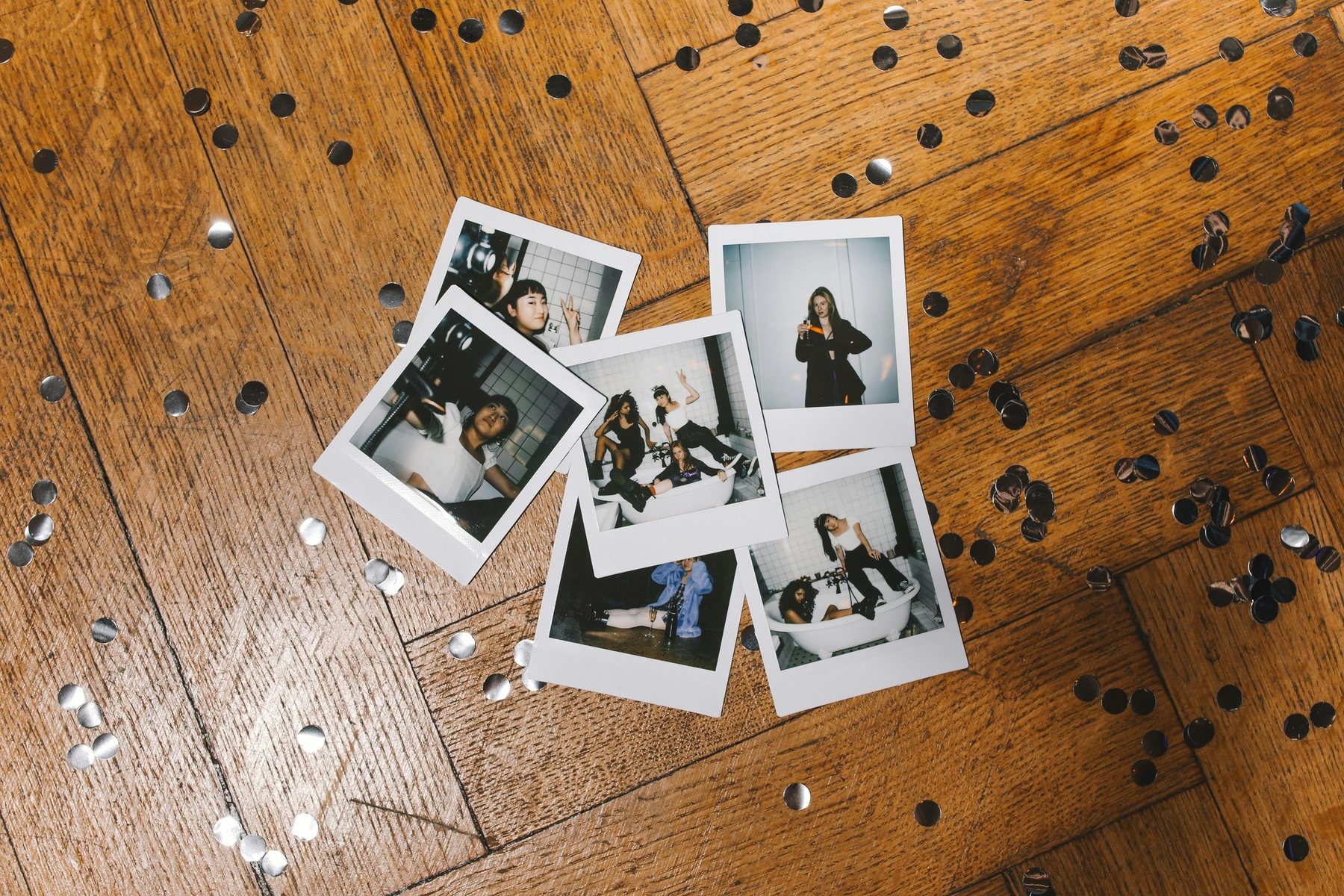 Tirages photo instantanés posés sur une table